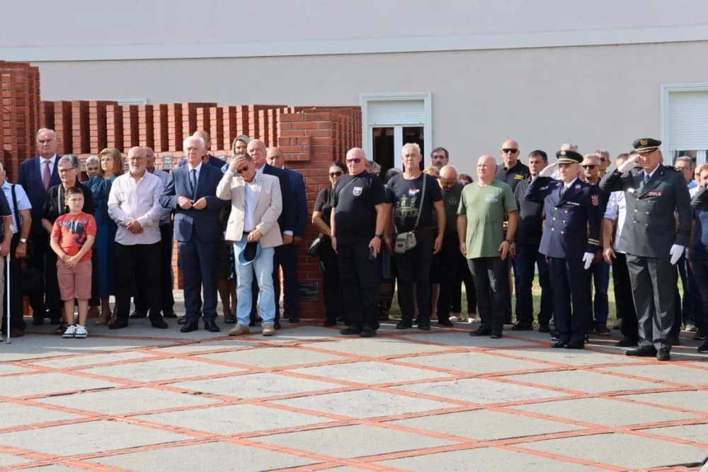 Uz Dana pobjede i domovinske zahvalnosti i Dana hrvatskih branitelja položeni vijenci i zapaljene svijeće na Trgu 123. brigade u Požegi