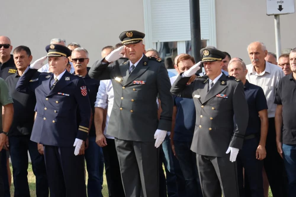 Uz Dana pobjede i domovinske zahvalnosti i Dana hrvatskih branitelja položeni vijenci i zapaljene svijeće na Trgu 123. brigade u Požegi