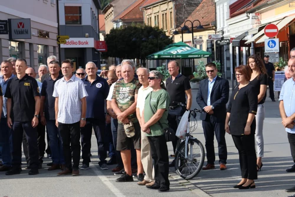 Uz Dana pobjede i domovinske zahvalnosti i Dana hrvatskih branitelja položeni vijenci i zapaljene svijeće na Trgu 123. brigade u Požegi