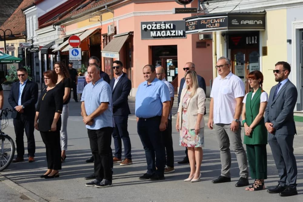 Uz Dana pobjede i domovinske zahvalnosti i Dana hrvatskih branitelja položeni vijenci i zapaljene svijeće na Trgu 123. brigade u Požegi