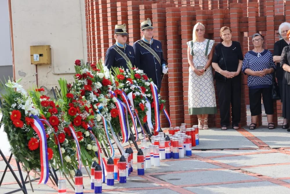 Uz Dana pobjede i domovinske zahvalnosti i Dana hrvatskih branitelja položeni vijenci i zapaljene svijeće na Trgu 123. brigade u Požegi
