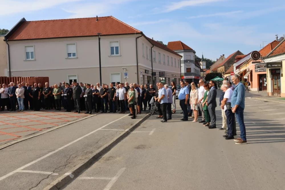 Uz Dana pobjede i domovinske zahvalnosti i Dana hrvatskih branitelja položeni vijenci i zapaljene svijeće na Trgu 123. brigade u Požegi