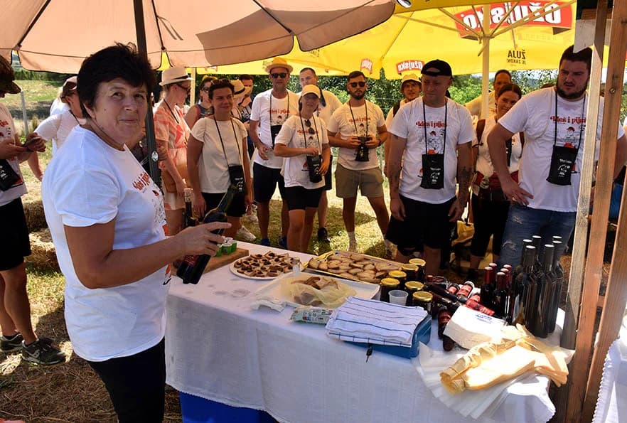 [FOTOGALERIJA] Uz jelo i piće kaptolačkim vinogradima prošlo više od četiri stotine sudionika