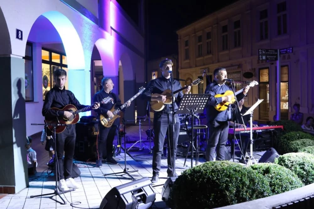 Domaćih sedam glazbenika u čast legendarnog Kiće Slabinca pjevalo i sviralo njegove najljepše pjesme
