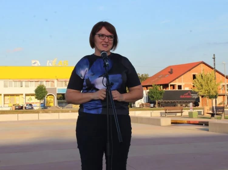 Izvedena predstava za djecu i održan kviz iz književnosti za mlade  na Trgu bećarca u Pleternici