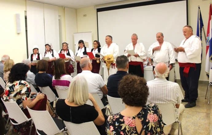 VEČER DUHOVNE POEZIJE U PLETERNICI: Predstavljena zbirka pjesama Peje Šimića „Čovječe, prizemlji se“