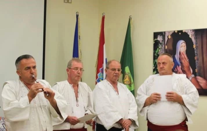 VEČER DUHOVNE POEZIJE U PLETERNICI: Predstavljena zbirka pjesama Peje Šimića „Čovječe, prizemlji se“