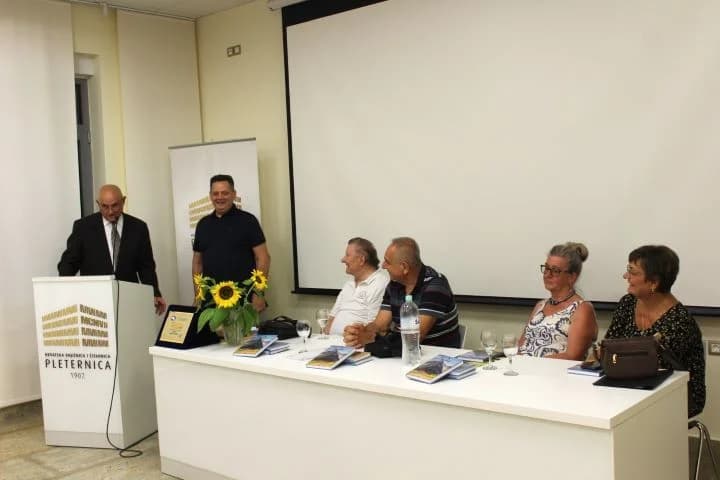 VEČER DUHOVNE POEZIJE U PLETERNICI: Predstavljena zbirka pjesama Peje Šimića „Čovječe, prizemlji se“