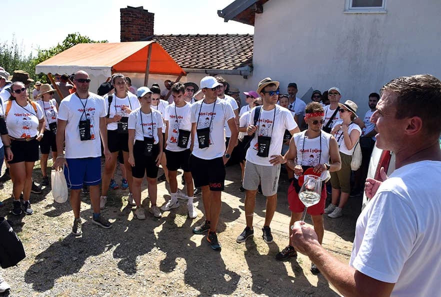 [FOTOGALERIJA] Uz jelo i piće kaptolačkim vinogradima prošlo više od četiri stotine sudionika