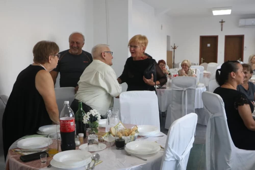 ZLATNI PIR U VELIKOJ: Supružnicima Ivanu i Kati Rončević za pola stoljeća braka tri kćeri pripremile tri torte!