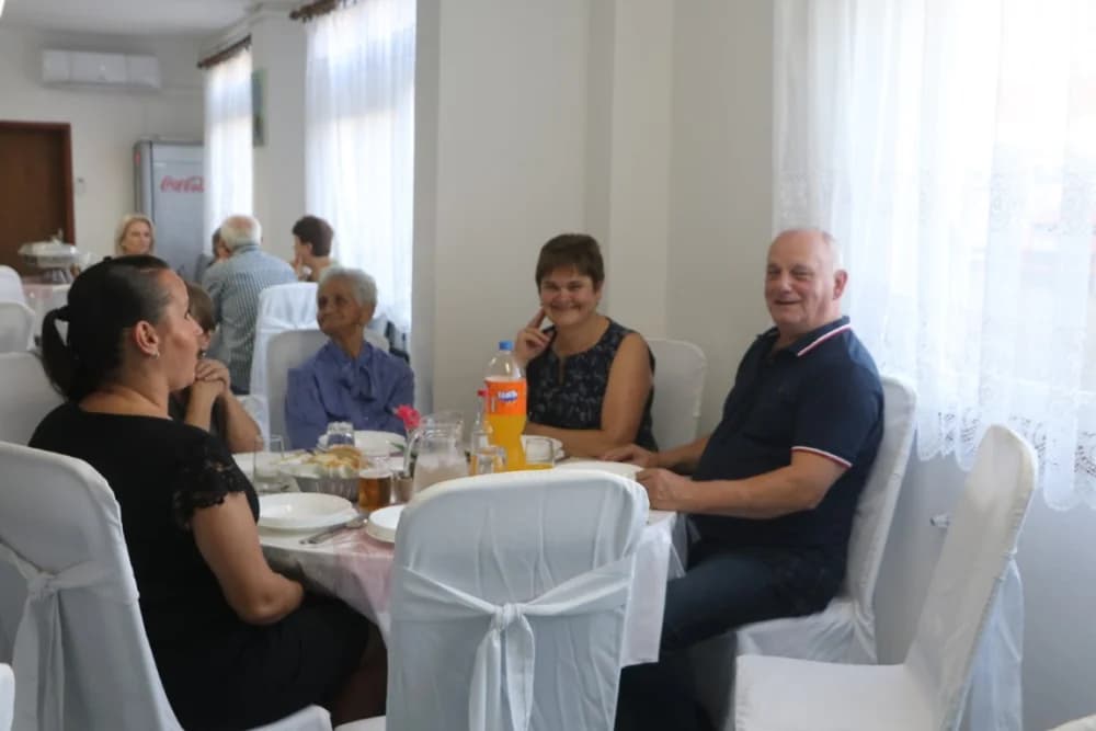 ZLATNI PIR U VELIKOJ: Supružnicima Ivanu i Kati Rončević za pola stoljeća braka tri kćeri pripremile tri torte!