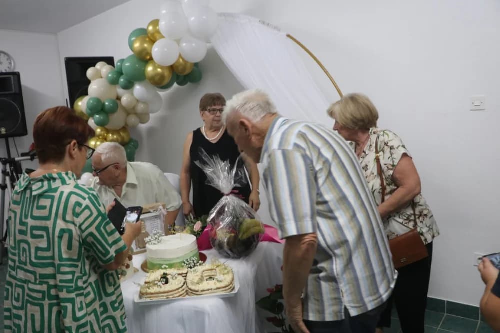 ZLATNI PIR U VELIKOJ: Supružnicima Ivanu i Kati Rončević za pola stoljeća braka tri kćeri pripremile tri torte!