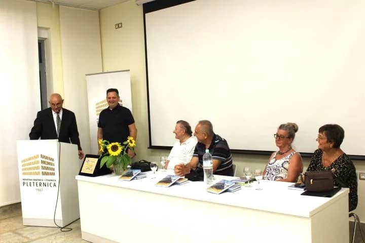 Zlatna plaketa ravnatelju pleterničke Knjižnice prof. Franji Novaku