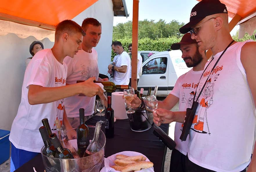 [FOTOGALERIJA] Uz jelo i piće kaptolačkim vinogradima prošlo više od četiri stotine sudionika