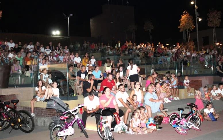 Večernja predstava na Trgu bećarca u Pleternici o najpoznatijem filmskom psu oduševila brojne gledatelje