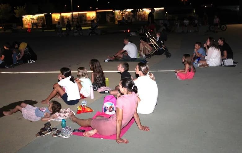 Večernja predstava na Trgu bećarca u Pleternici o najpoznatijem filmskom psu oduševila brojne gledatelje