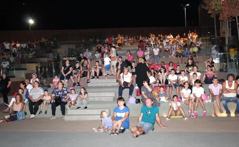 Večernja predstava na Trgu bećarca u Pleternici o najpoznatijem filmskom psu oduševila brojne gledatelje