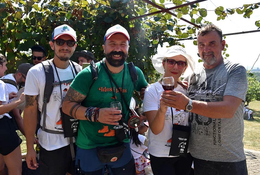 [FOTOGALERIJA] Uz jelo i piće kaptolačkim vinogradima prošlo više od četiri stotine sudionika