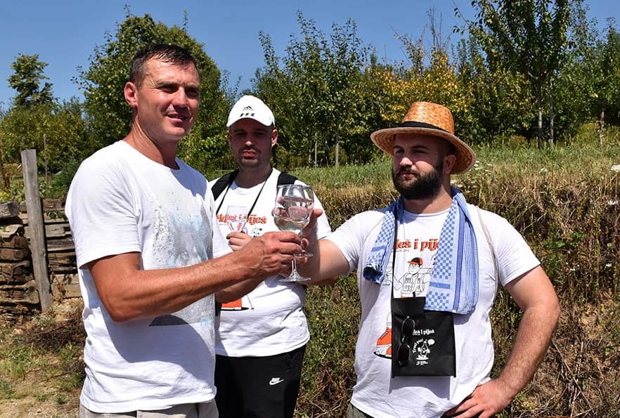[FOTOGALERIJA] Uz jelo i piće kaptolačkim vinogradima prošlo više od četiri stotine sudionika
