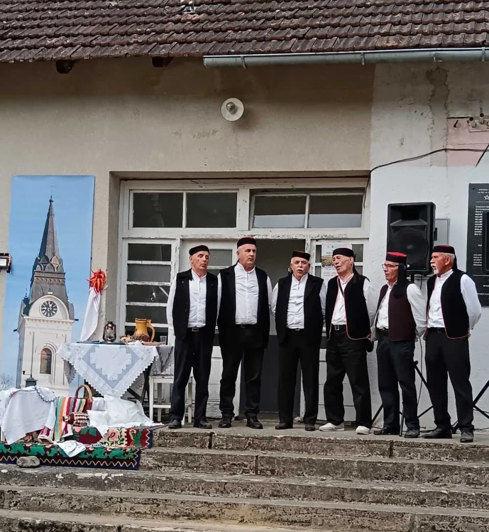 GLAZBENI SUSRET: Uz pjevačke grupe svirala je i frula
