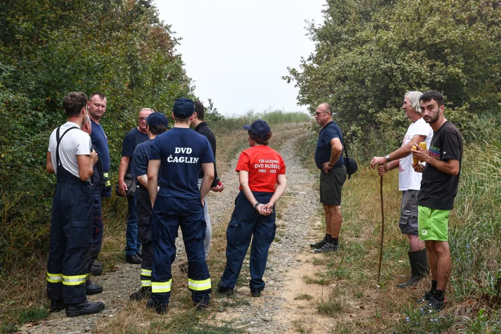 (FOTO) Nastavljena potraga za Ivom Marković: Uz vatrogasce i mještane Bekteža uključeni i HGSS-ovci