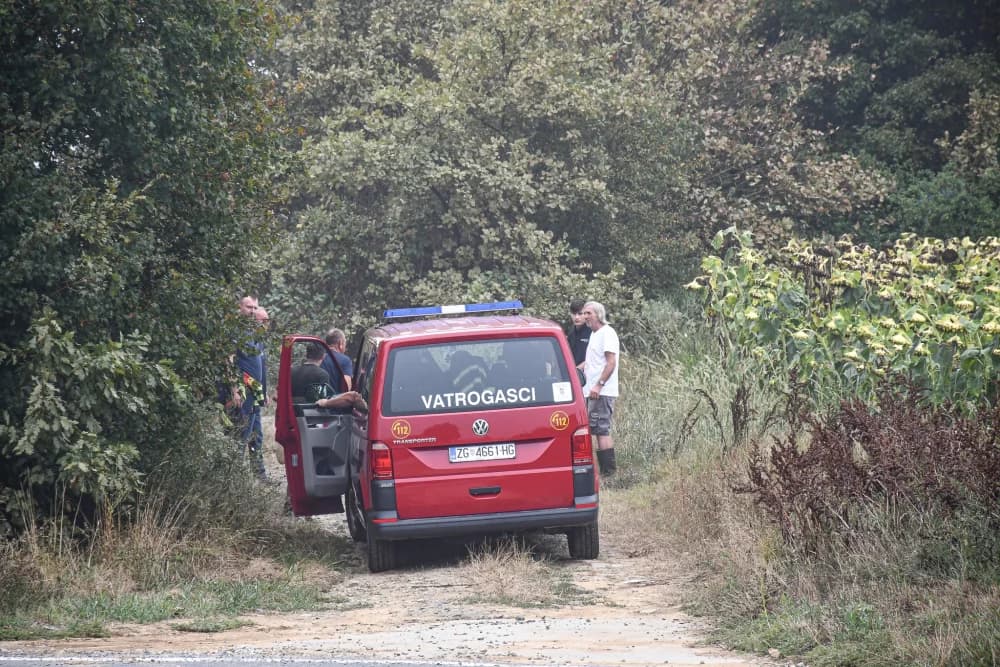 (FOTO) Nastavljena potraga za Ivom Marković: Uz vatrogasce i mještane Bekteža uključeni i HGSS-ovci