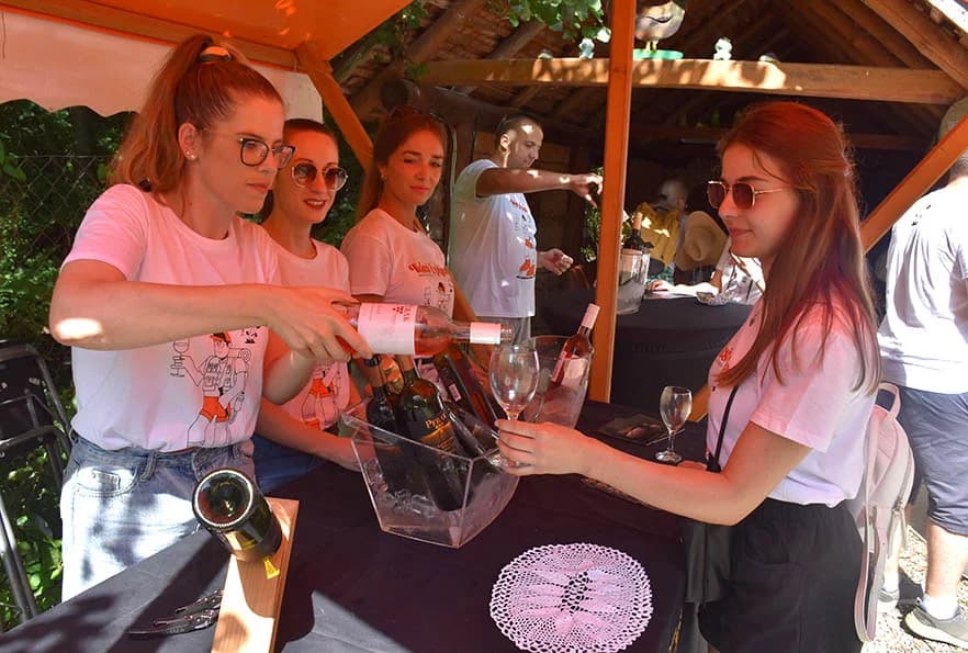 [FOTOGALERIJA] Uz jelo i piće kaptolačkim vinogradima prošlo više od četiri stotine sudionika
