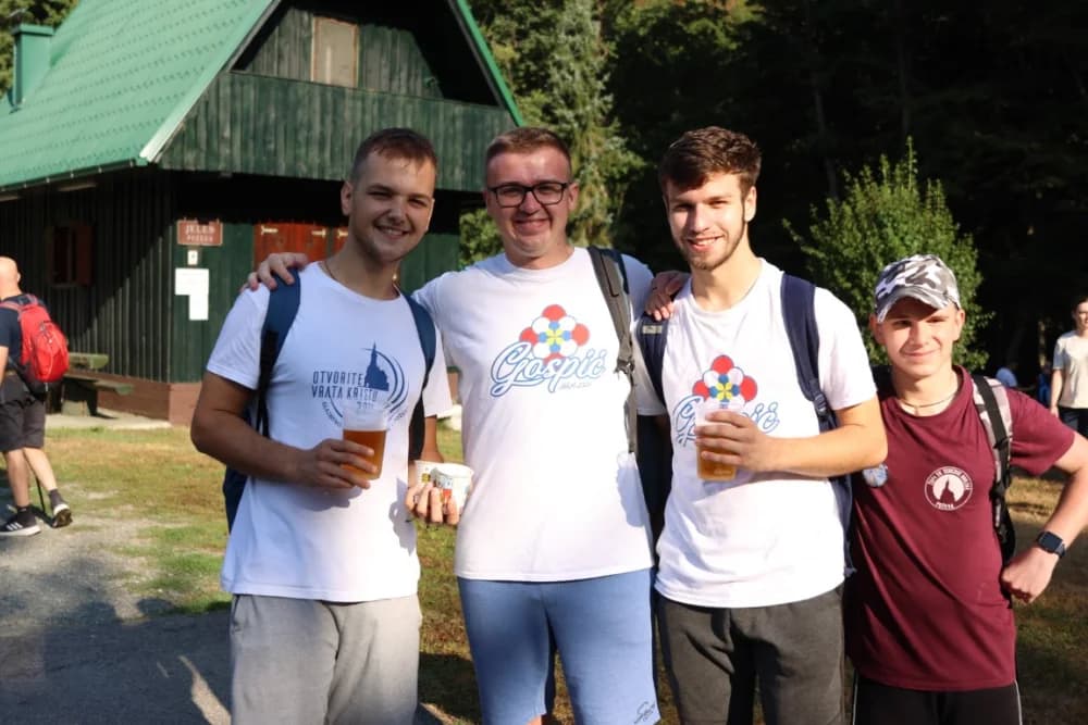 Stotine hodočasnika na putu ka voćinskom svetištu ugostili lovci požeškog Jelena