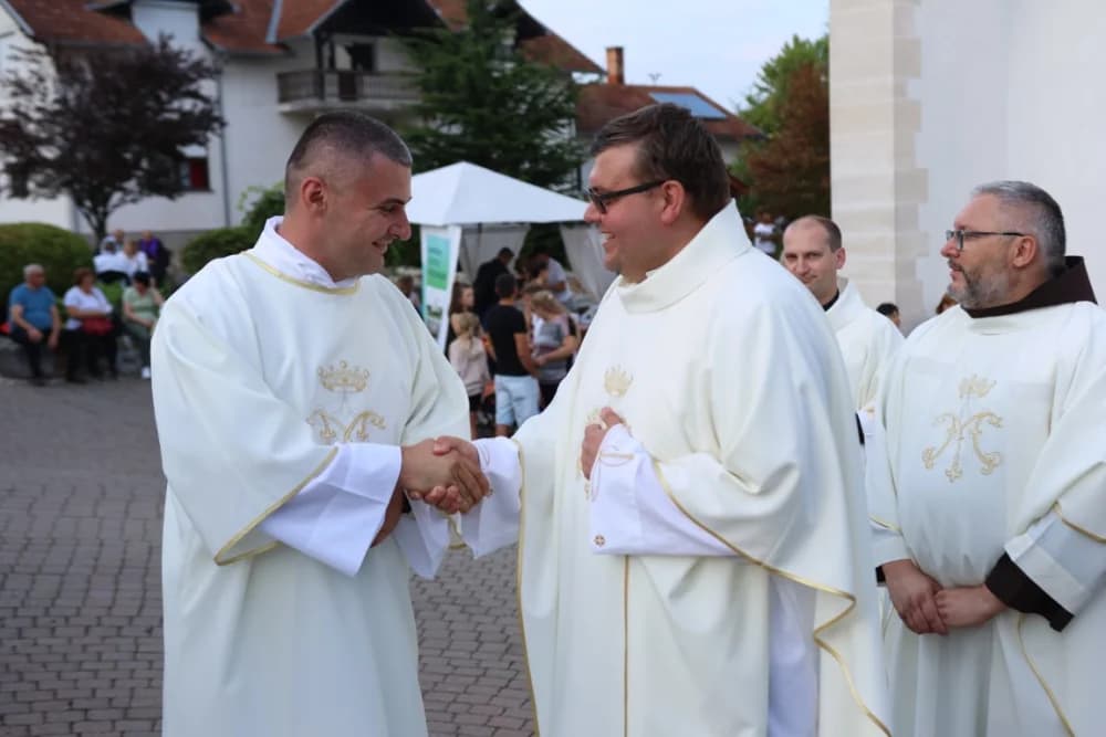 HODOČAŠĆE U VOĆIN: Euharistijskim slvljem i zavjetnom procesijom proslavljena Nebeska Majka