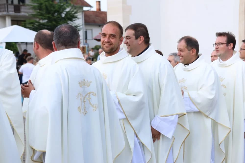 HODOČAŠĆE U VOĆIN: Euharistijskim slvljem i zavjetnom procesijom proslavljena Nebeska Majka