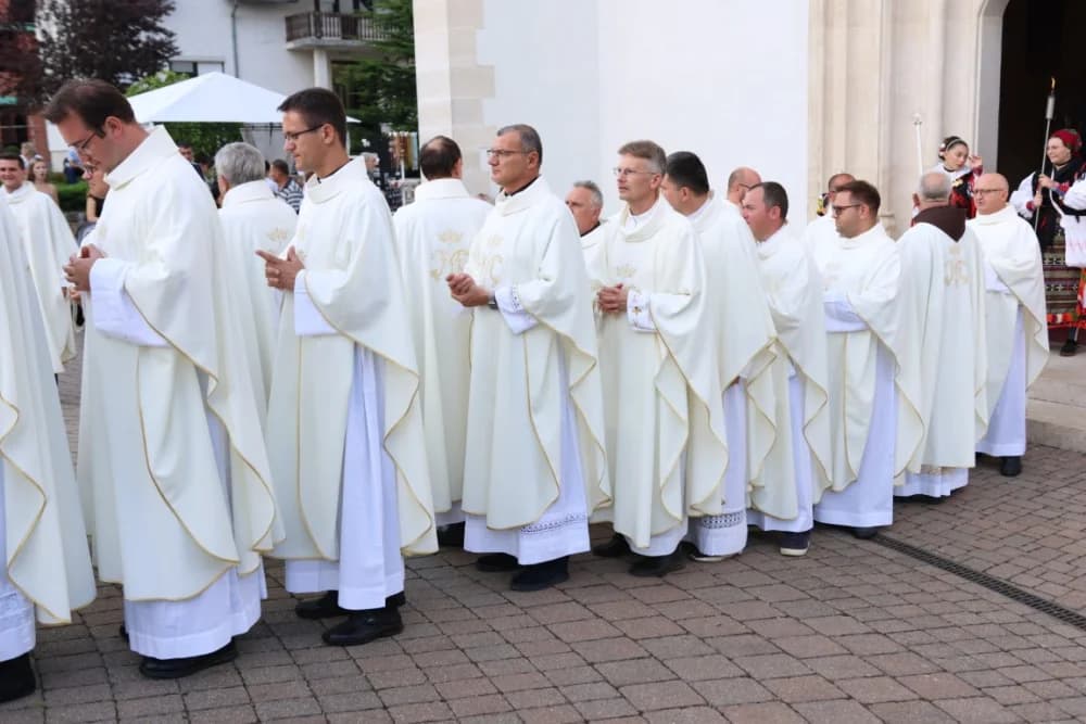 HODOČAŠĆE U VOĆIN: Euharistijskim slvljem i zavjetnom procesijom proslavljena Nebeska Majka
