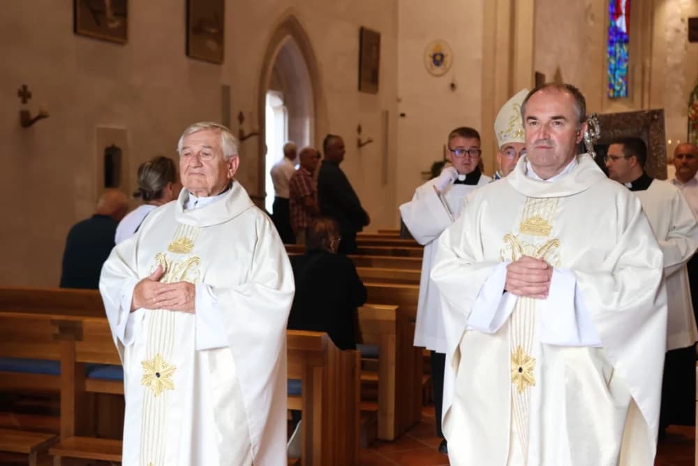 HODOČAŠĆE U VOĆIN: Euharistijskim slvljem i zavjetnom procesijom proslavljena Nebeska Majka