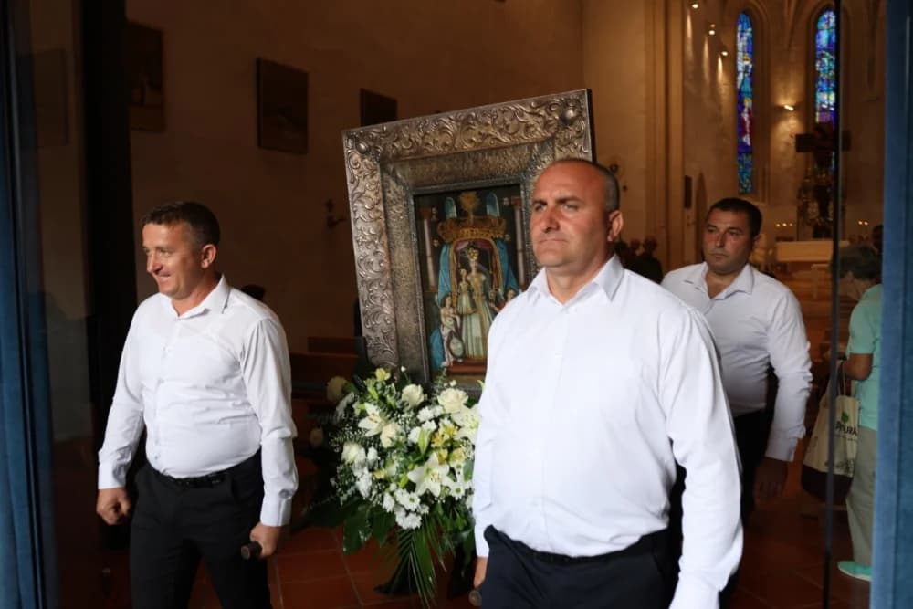 HODOČAŠĆE U VOĆIN: Euharistijskim slvljem i zavjetnom procesijom proslavljena Nebeska Majka