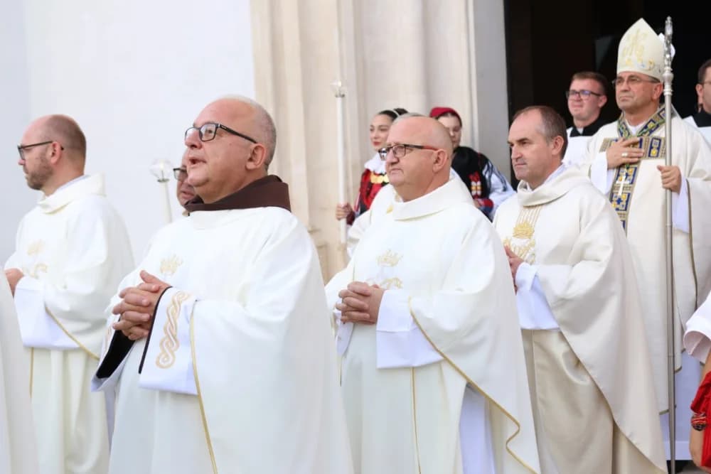 HODOČAŠĆE U VOĆIN: Euharistijskim slvljem i zavjetnom procesijom proslavljena Nebeska Majka
