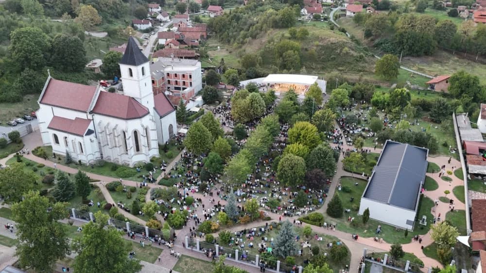 HODOČAŠĆE U VOĆIN: Euharistijskim slvljem i zavjetnom procesijom proslavljena Nebeska Majka
