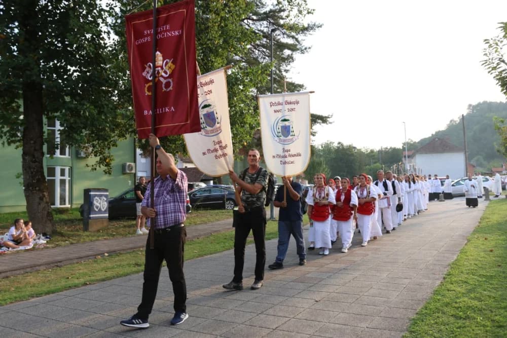 HODOČAŠĆE U VOĆIN: Euharistijskim slvljem i zavjetnom procesijom proslavljena Nebeska Majka