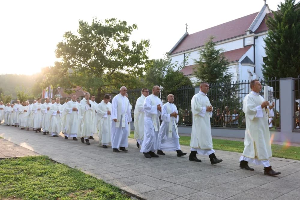 HODOČAŠĆE U VOĆIN: Euharistijskim slvljem i zavjetnom procesijom proslavljena Nebeska Majka