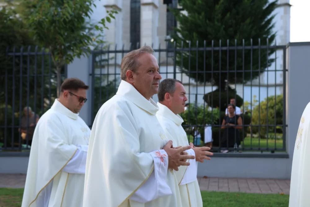 HODOČAŠĆE U VOĆIN: Euharistijskim slvljem i zavjetnom procesijom proslavljena Nebeska Majka
