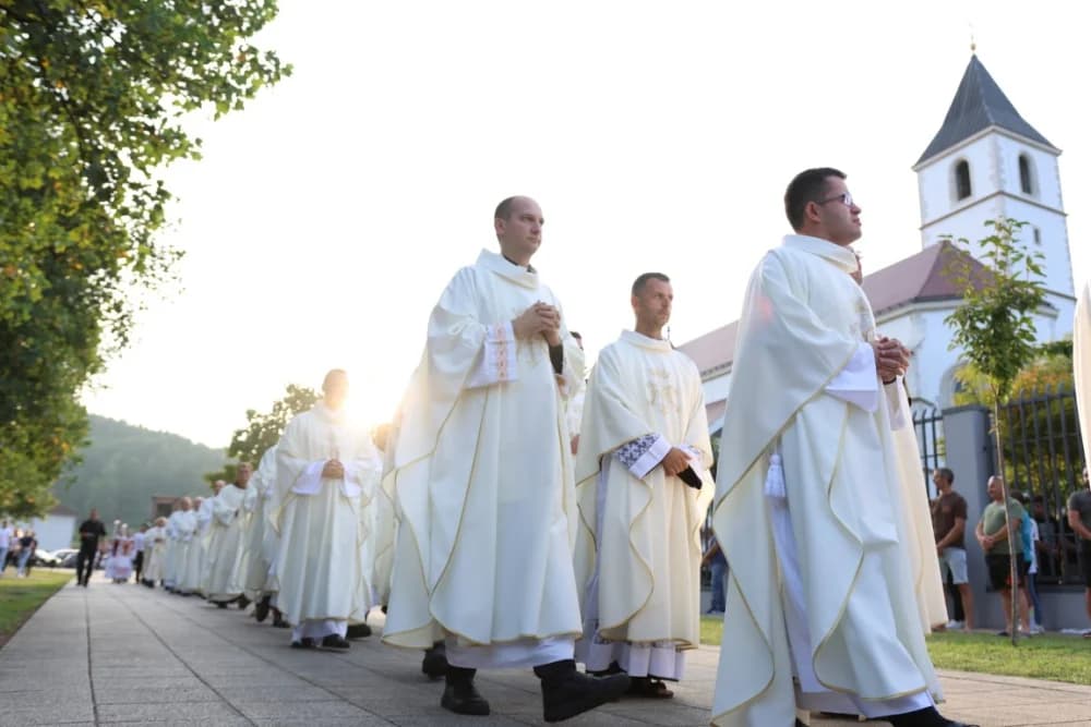 HODOČAŠĆE U VOĆIN: Euharistijskim slvljem i zavjetnom procesijom proslavljena Nebeska Majka