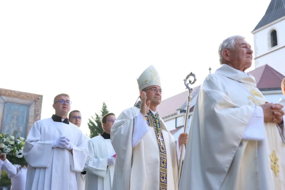 HODOČAŠĆE U VOĆIN: Euharistijskim slvljem i zavjetnom procesijom proslavljena Nebeska Majka
