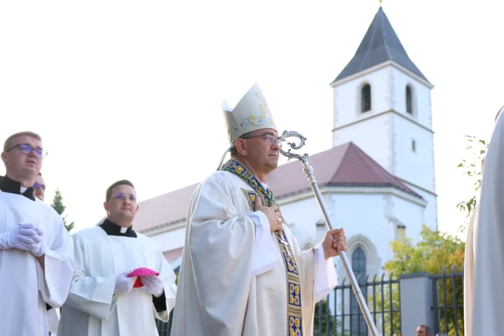 HODOČAŠĆE U VOĆIN: Euharistijskim slvljem i zavjetnom procesijom proslavljena Nebeska Majka