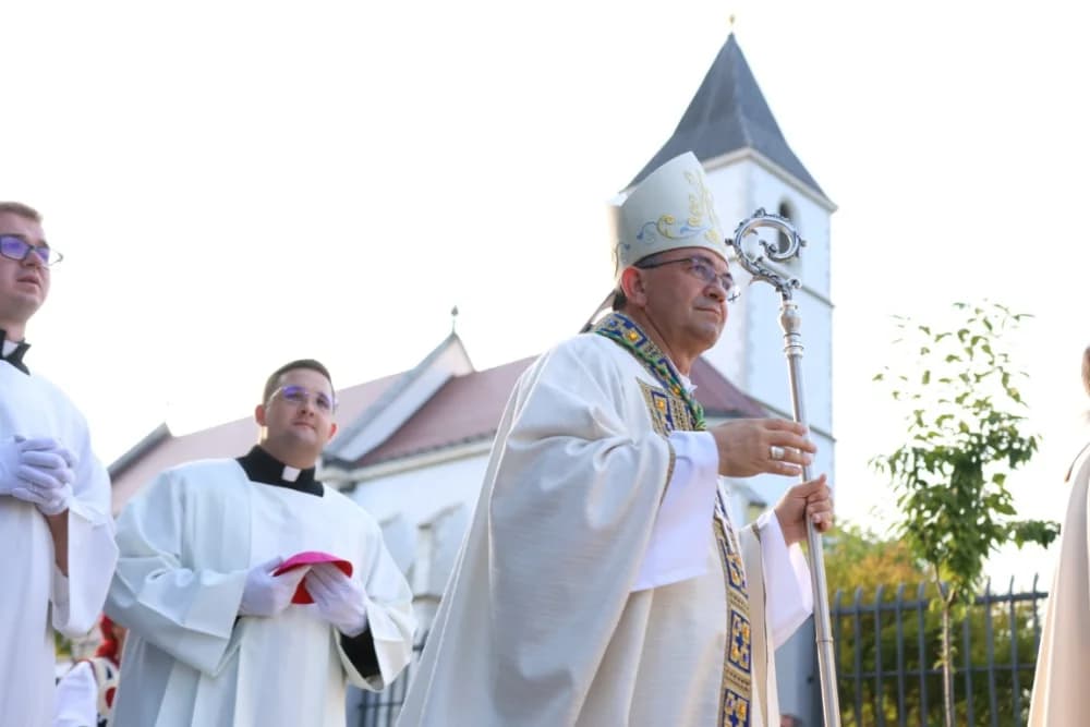 HODOČAŠĆE U VOĆIN: Euharistijskim slvljem i zavjetnom procesijom proslavljena Nebeska Majka
