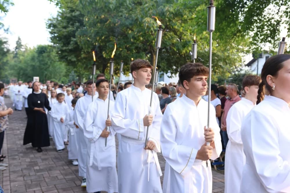 HODOČAŠĆE U VOĆIN: Euharistijskim slvljem i zavjetnom procesijom proslavljena Nebeska Majka