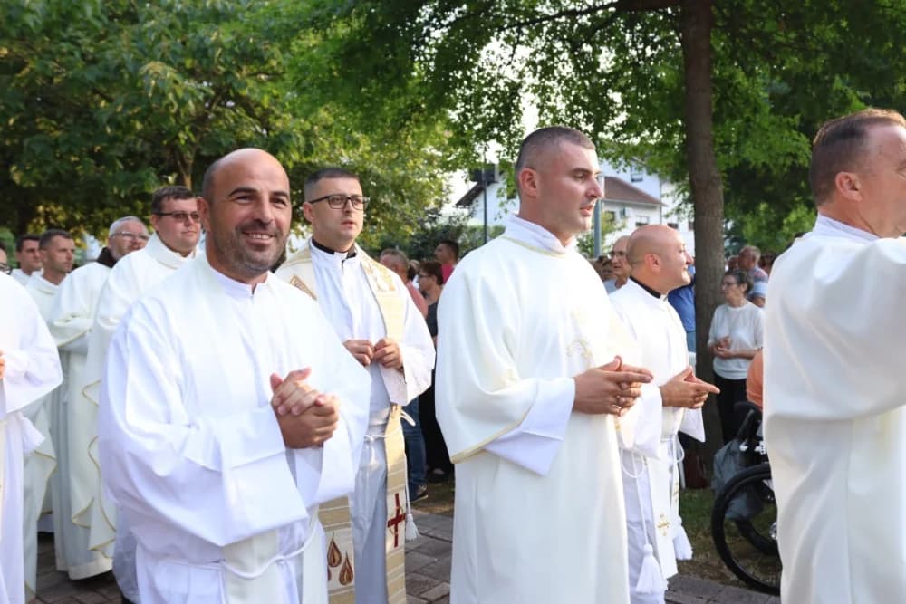 HODOČAŠĆE U VOĆIN: Euharistijskim slvljem i zavjetnom procesijom proslavljena Nebeska Majka