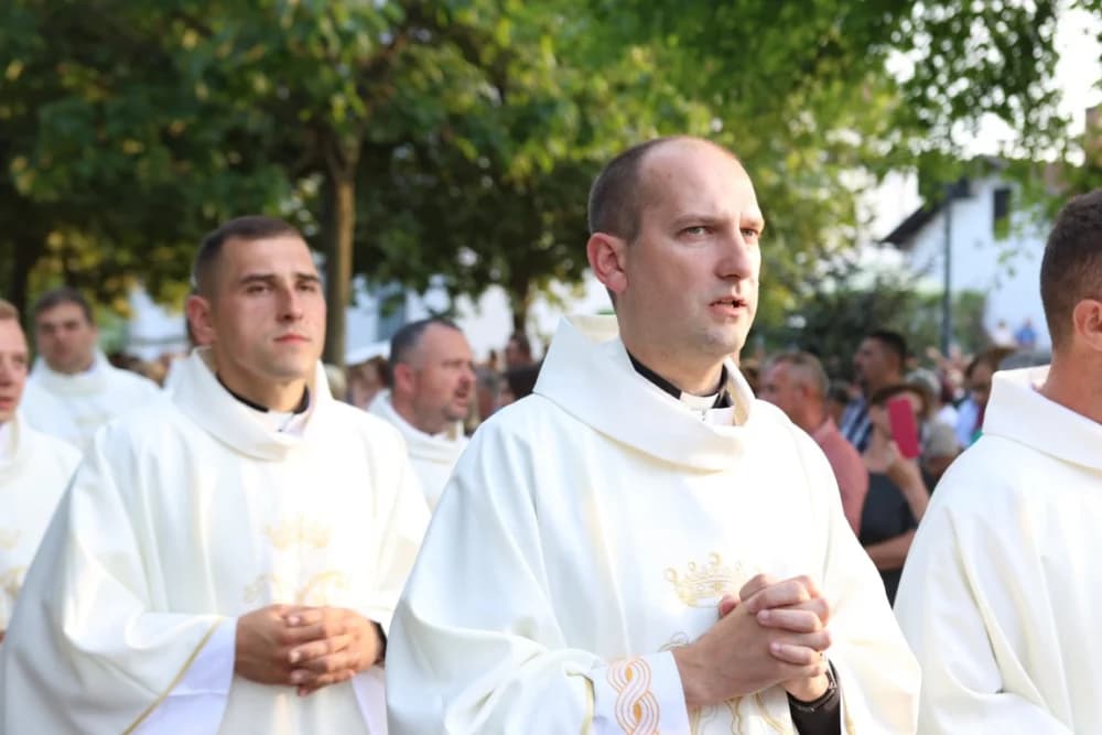 HODOČAŠĆE U VOĆIN: Euharistijskim slvljem i zavjetnom procesijom proslavljena Nebeska Majka