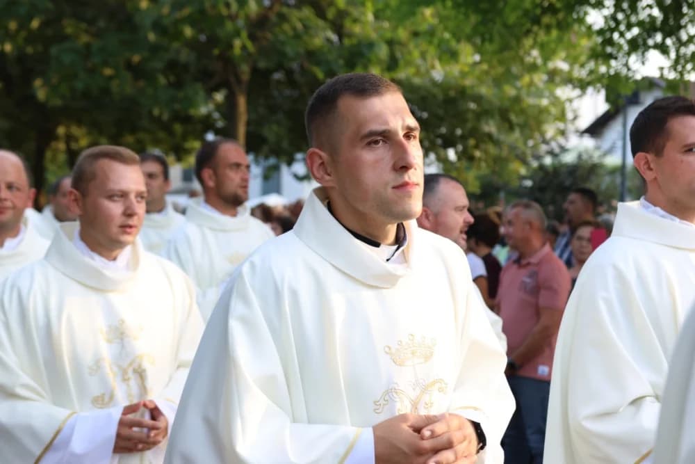 HODOČAŠĆE U VOĆIN: Euharistijskim slvljem i zavjetnom procesijom proslavljena Nebeska Majka