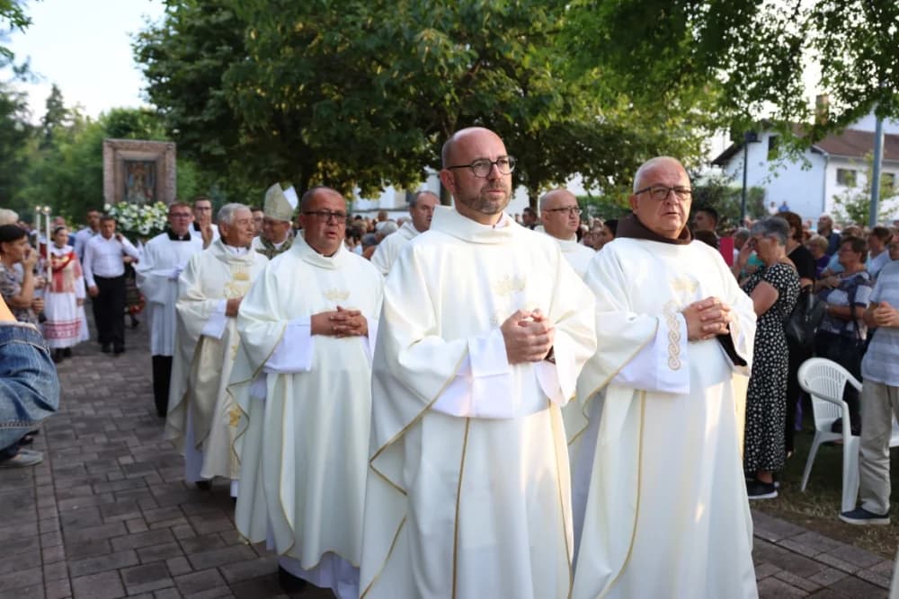 HODOČAŠĆE U VOĆIN: Euharistijskim slvljem i zavjetnom procesijom proslavljena Nebeska Majka
