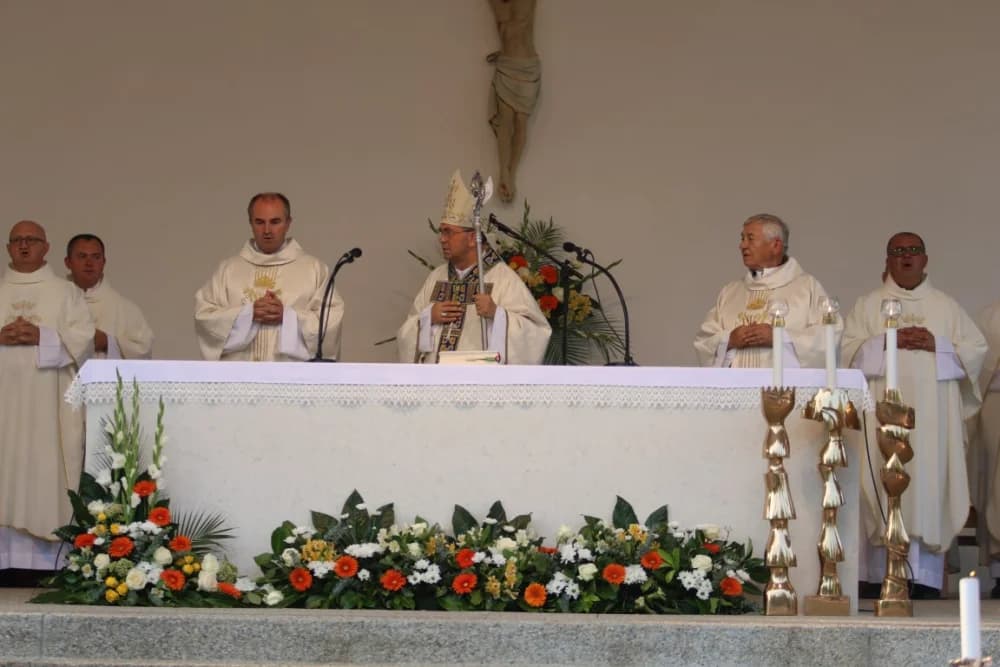 HODOČAŠĆE U VOĆIN: Euharistijskim slvljem i zavjetnom procesijom proslavljena Nebeska Majka