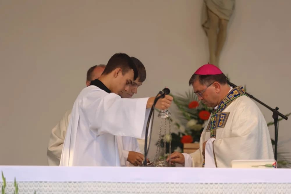 HODOČAŠĆE U VOĆIN: Euharistijskim slvljem i zavjetnom procesijom proslavljena Nebeska Majka