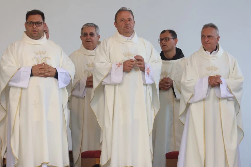 HODOČAŠĆE U VOĆIN: Euharistijskim slvljem i zavjetnom procesijom proslavljena Nebeska Majka